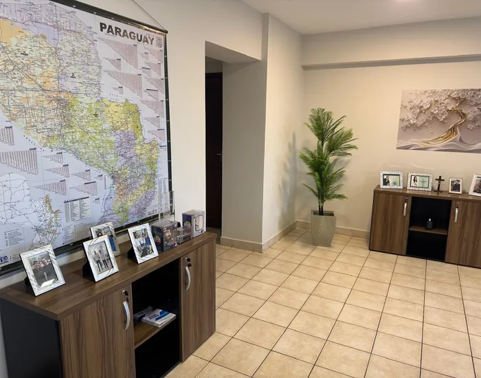 Corredor com mapa do Paraguai no escritório RM Paraguay
