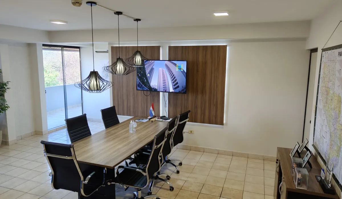 Sala de reunião com TV do escritório RM Paraguay