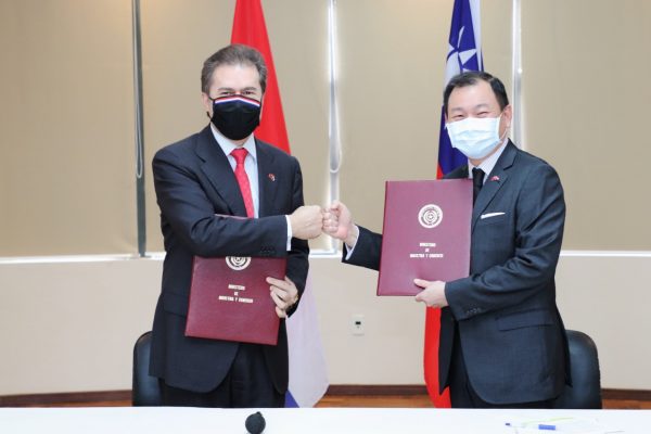 O Ministro do MIC, Luis Castiglioni, e o Embaixador da República da China (Taiwan), José Han. Foto: MIC